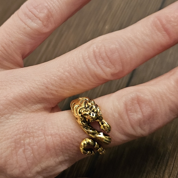 NEW Gold-Tone Tiger Wrap Ring - Size 7 & adjustable - Picture 4 of 10